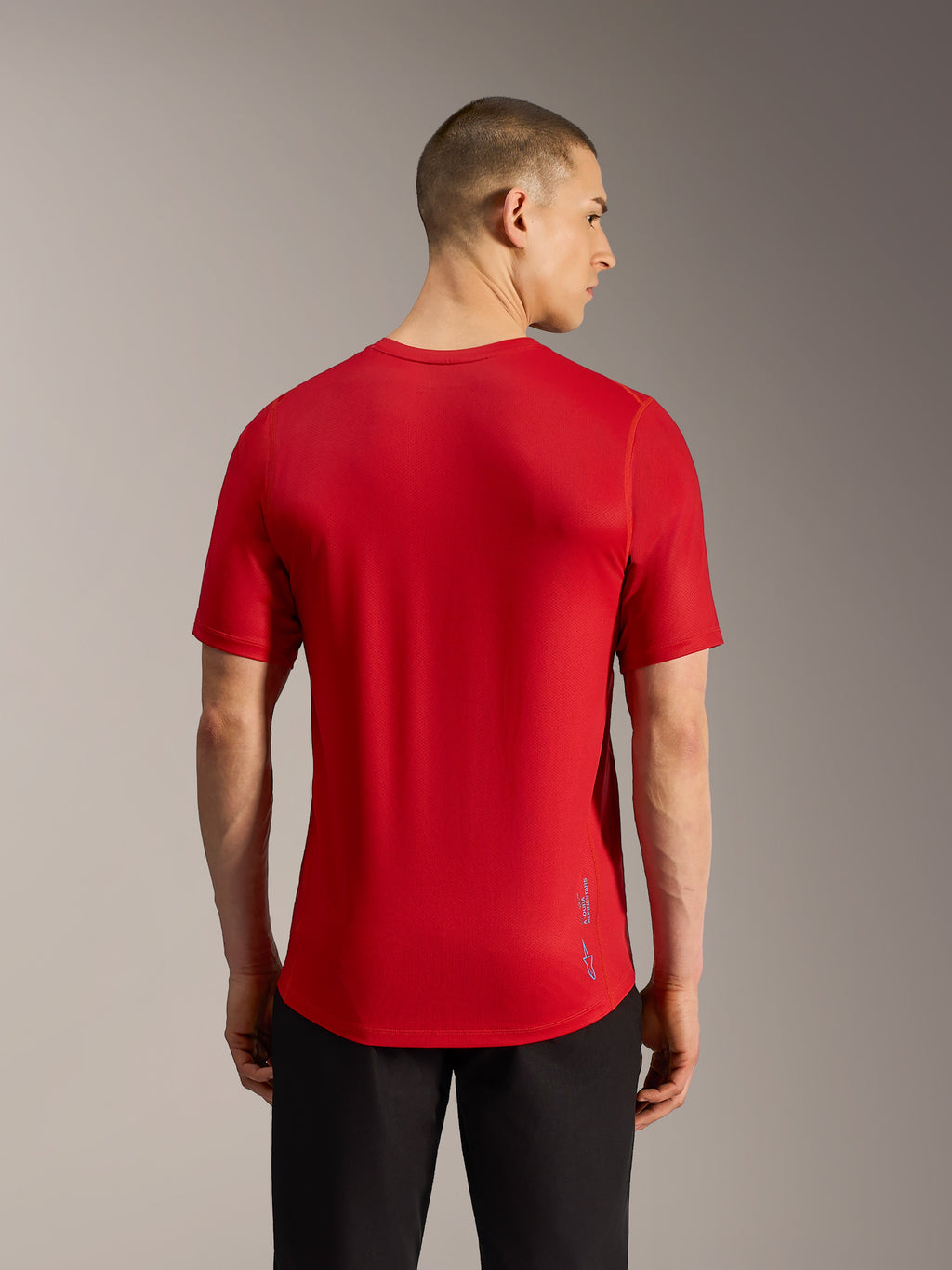 Maglia MTB A-Dura Ride rossa a maniche corte, vista posteriore in tessuto jacquard con orlo allungato e logo discreto.