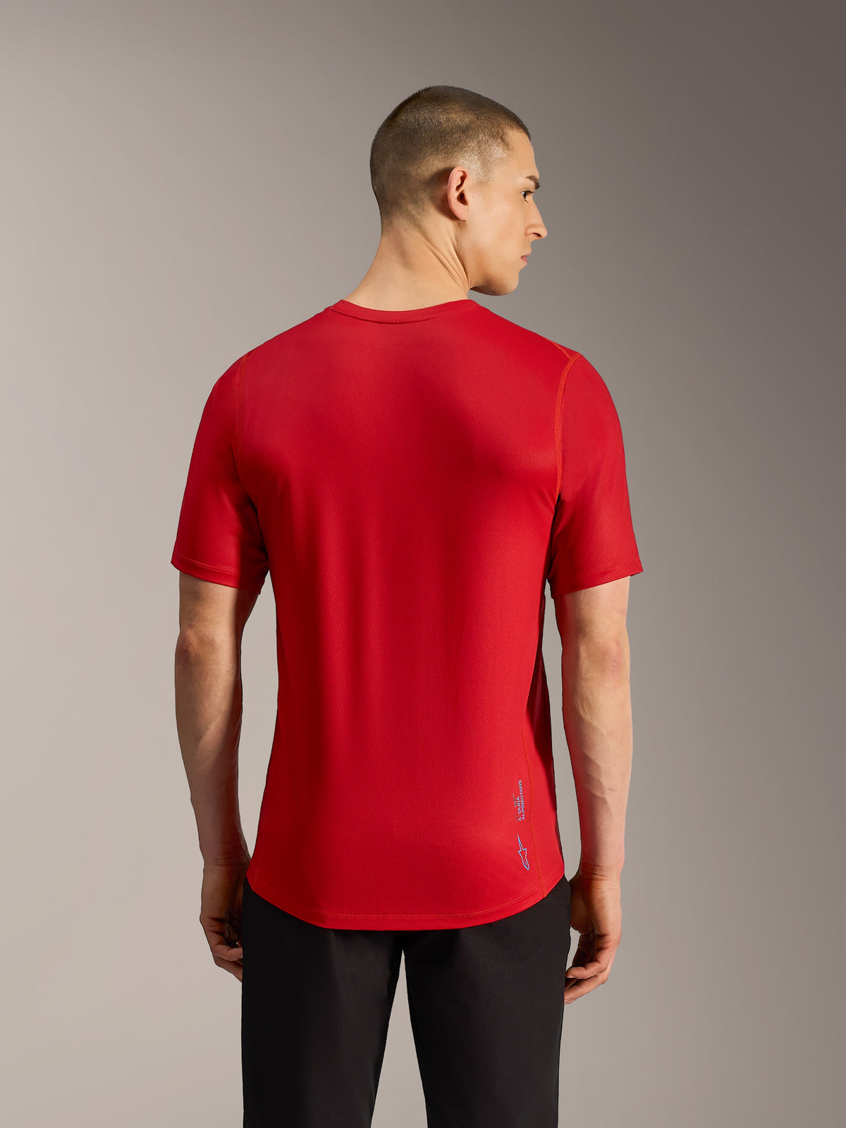 Maglia MTB A-Dura Ride rossa a maniche corte, vista posteriore in tessuto jacquard con orlo allungato e logo discreto.