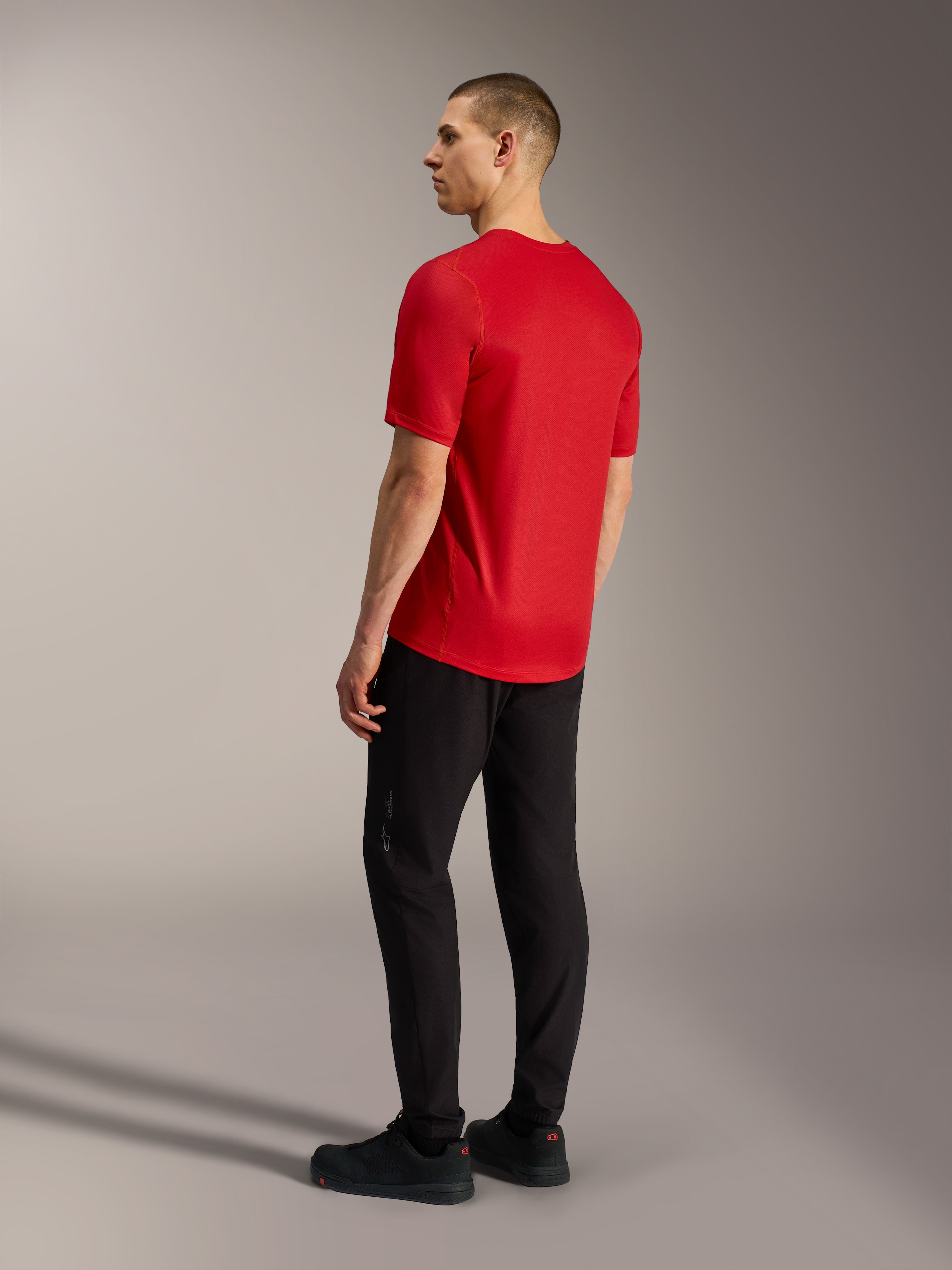 Maglia Alpinestars A-Dura Ride rossa, vista posteriore con orlo allungato e tessuto elasticizzato per MTB.