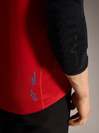 Maglia Alpinestars A-Dura Ride rossa con loghi blu, dettaglio in tessuto tecnico performante da MTB.