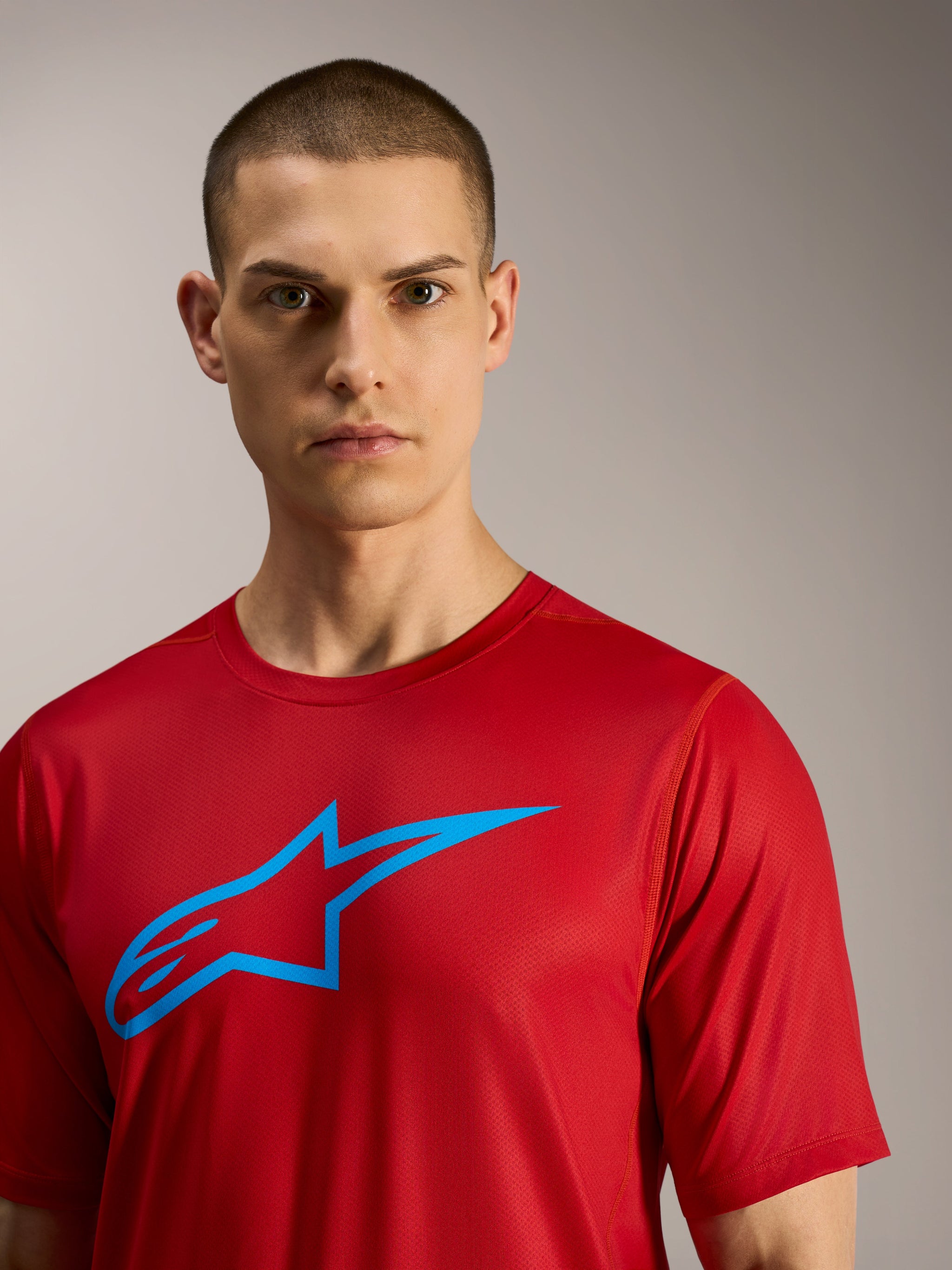Alpinestars A-Dura Ride Jersey, maglia rossa a maniche corte con logo blu, abbigliamento tecnico per trail MTB