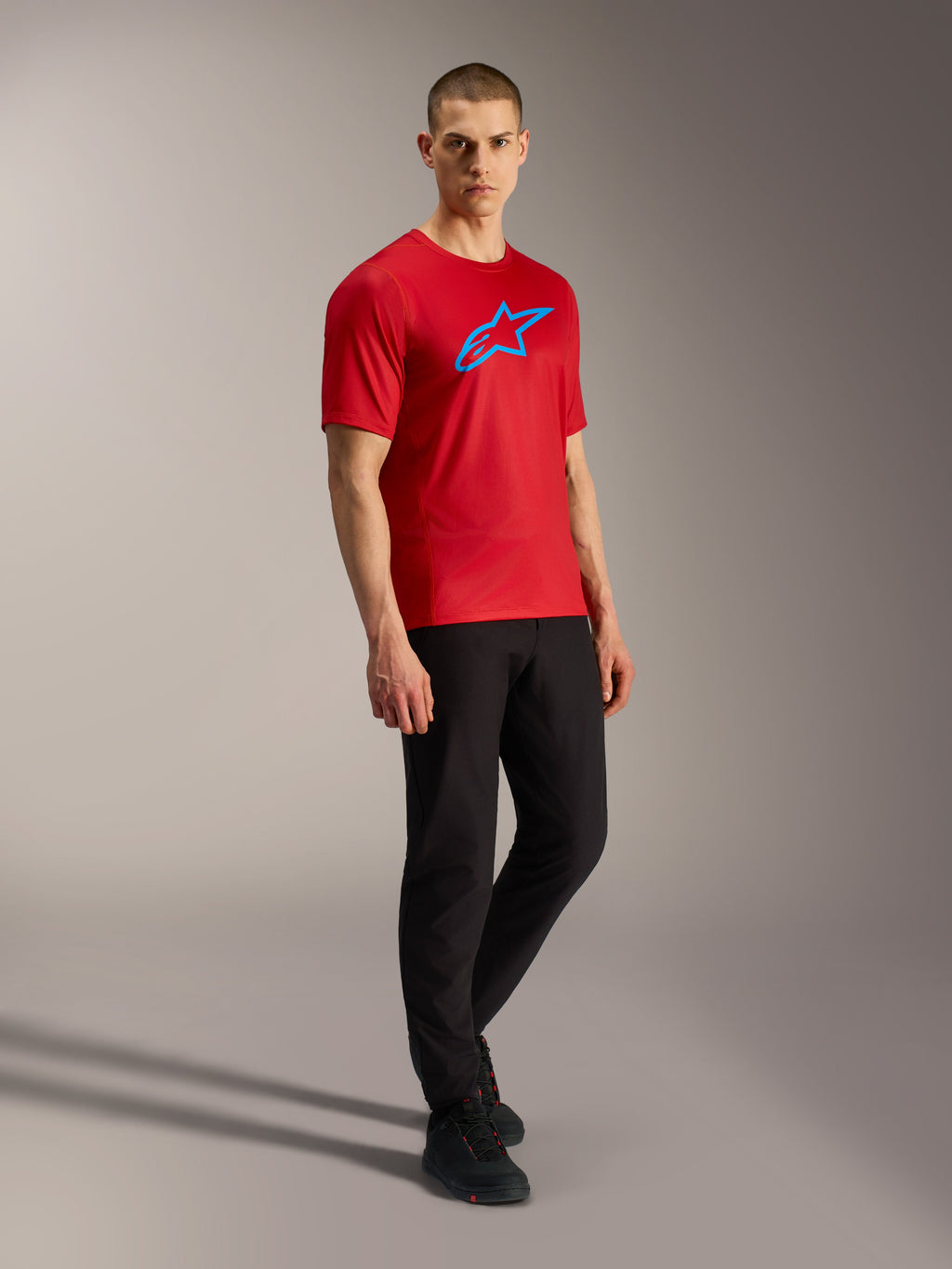 Maglia A-Dura Ride rossa a maniche corte con logo Astars blu, tessuto jacquard leggero, abbigliamento tecnico MTB.