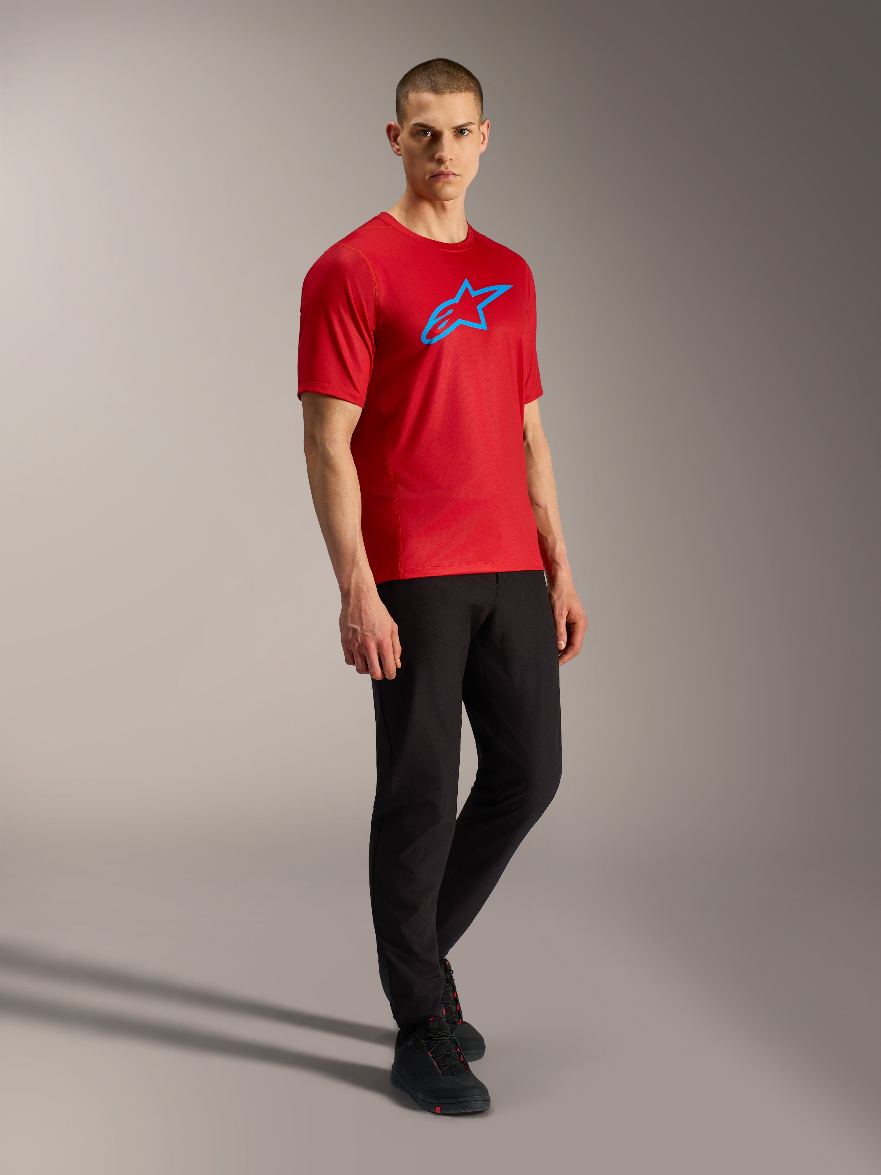 Maglia A-Dura Ride rossa a maniche corte con logo Astars blu, tessuto jacquard leggero, abbigliamento tecnico MTB.