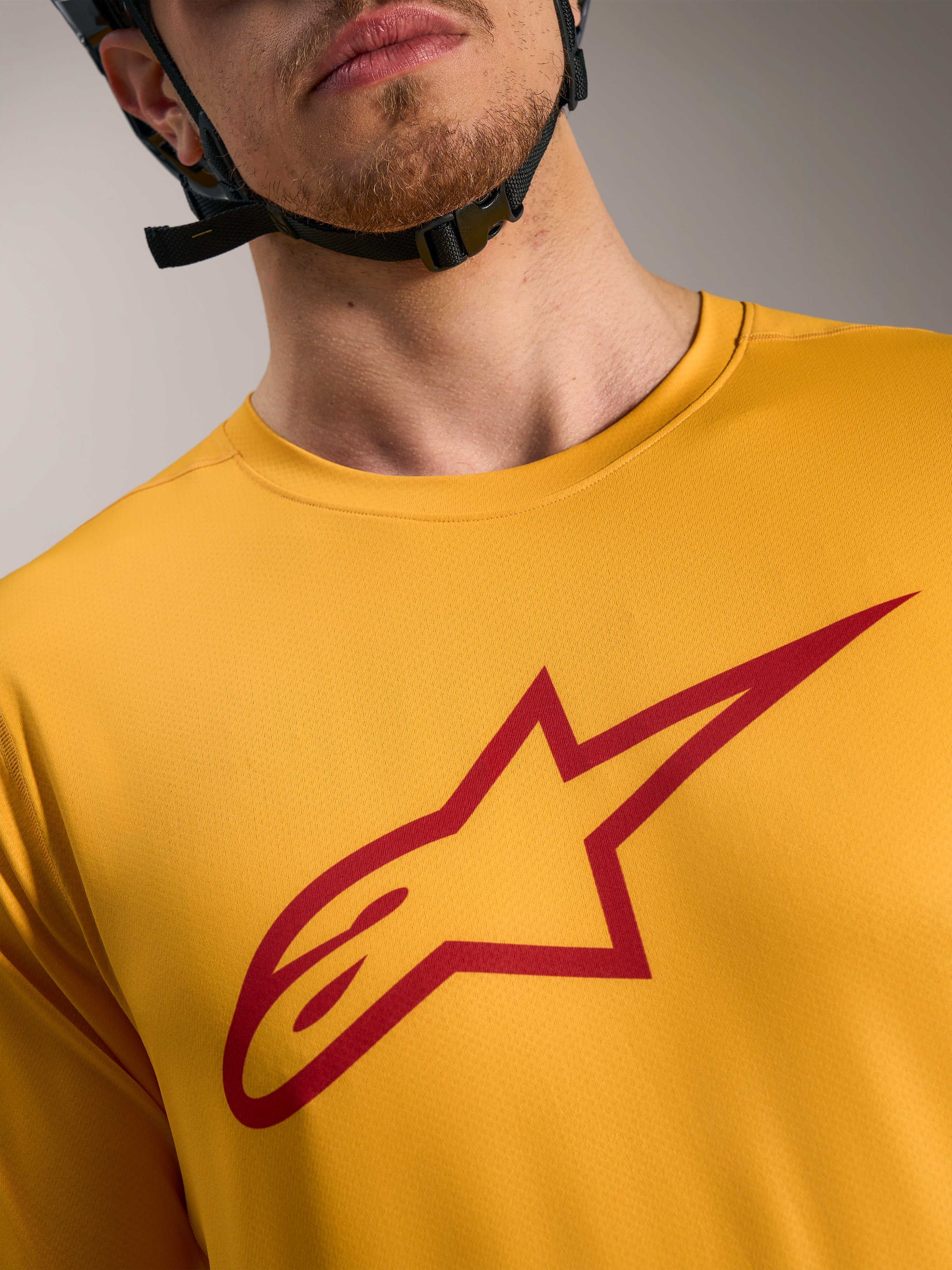 Maglia a maniche corte A-Dura Ride arancione con logo Astars rosso sul petto, abbigliamento tecnico MTB.