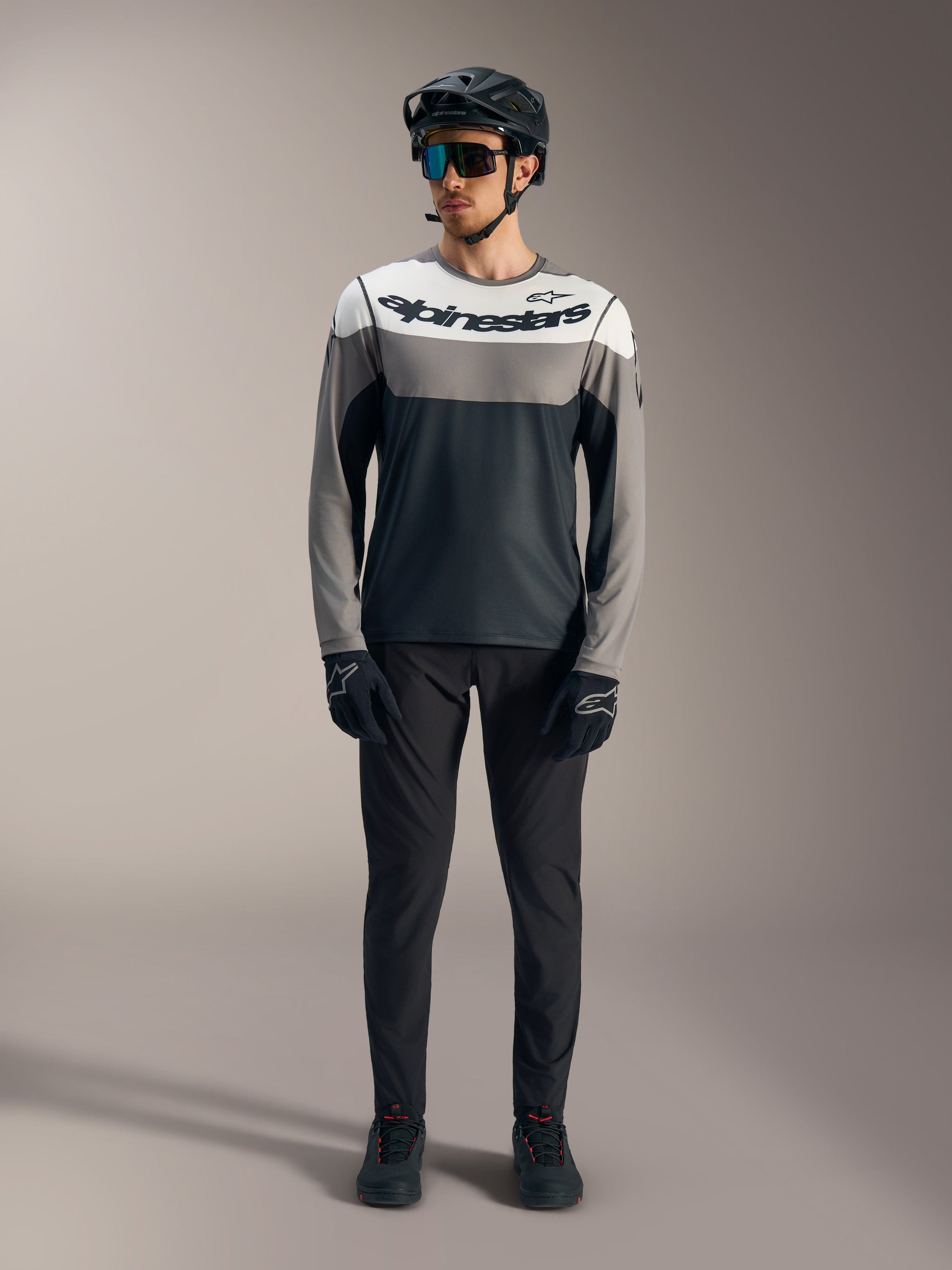 Maglia A-Dura Race a maniche lunghe, color-block grigio e bianco con logo Alpinestars, abbigliamento tecnico per MTB.