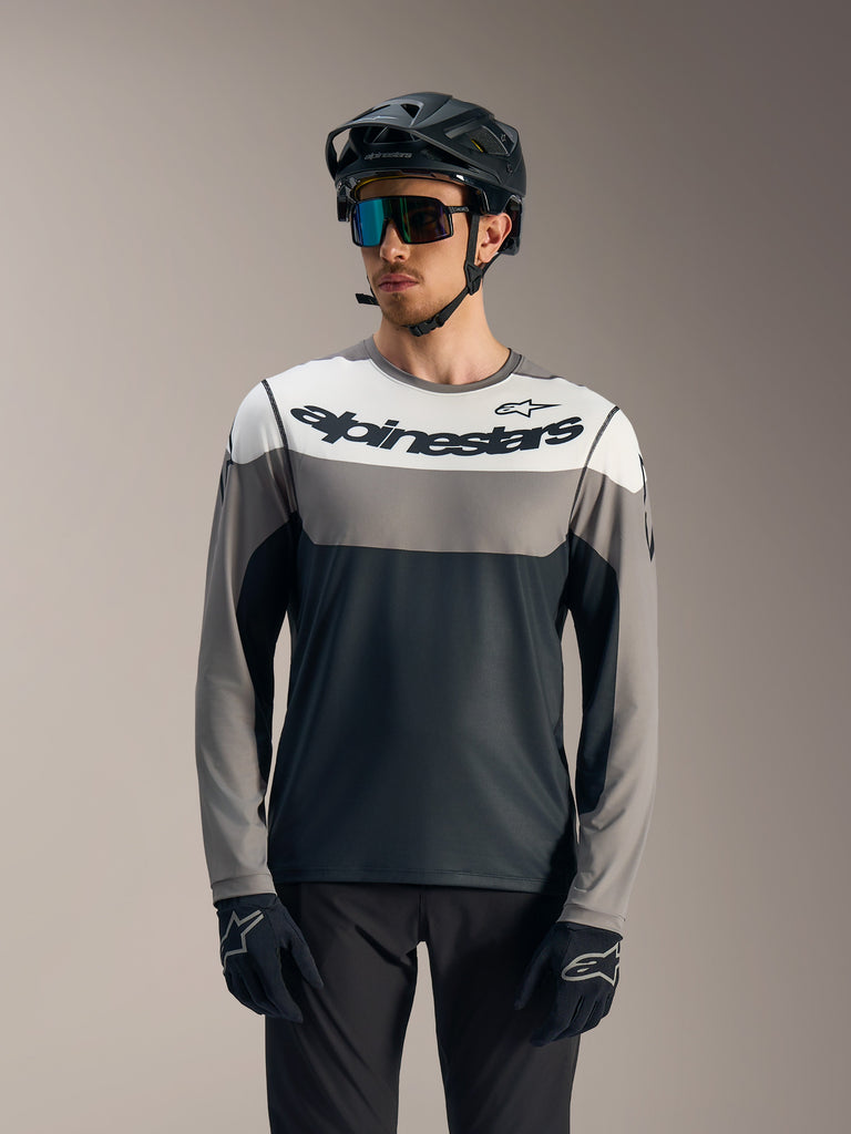 Maglia MTB A-Dura Race maniche lunghe, design color-block grigio e bianco con logo Alpinestars, outfit tecnico.