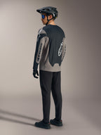 Maglia A-Dura Race a maniche lunghe grigia e nera Alpinestars, vista posteriore in un kit completo da MTB.