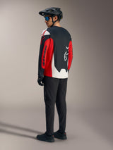 Maglia Alpinestars A-Dura Race rossa a maniche lunghe, vista posteriore con grafiche audaci, kit tecnico mountain bike.