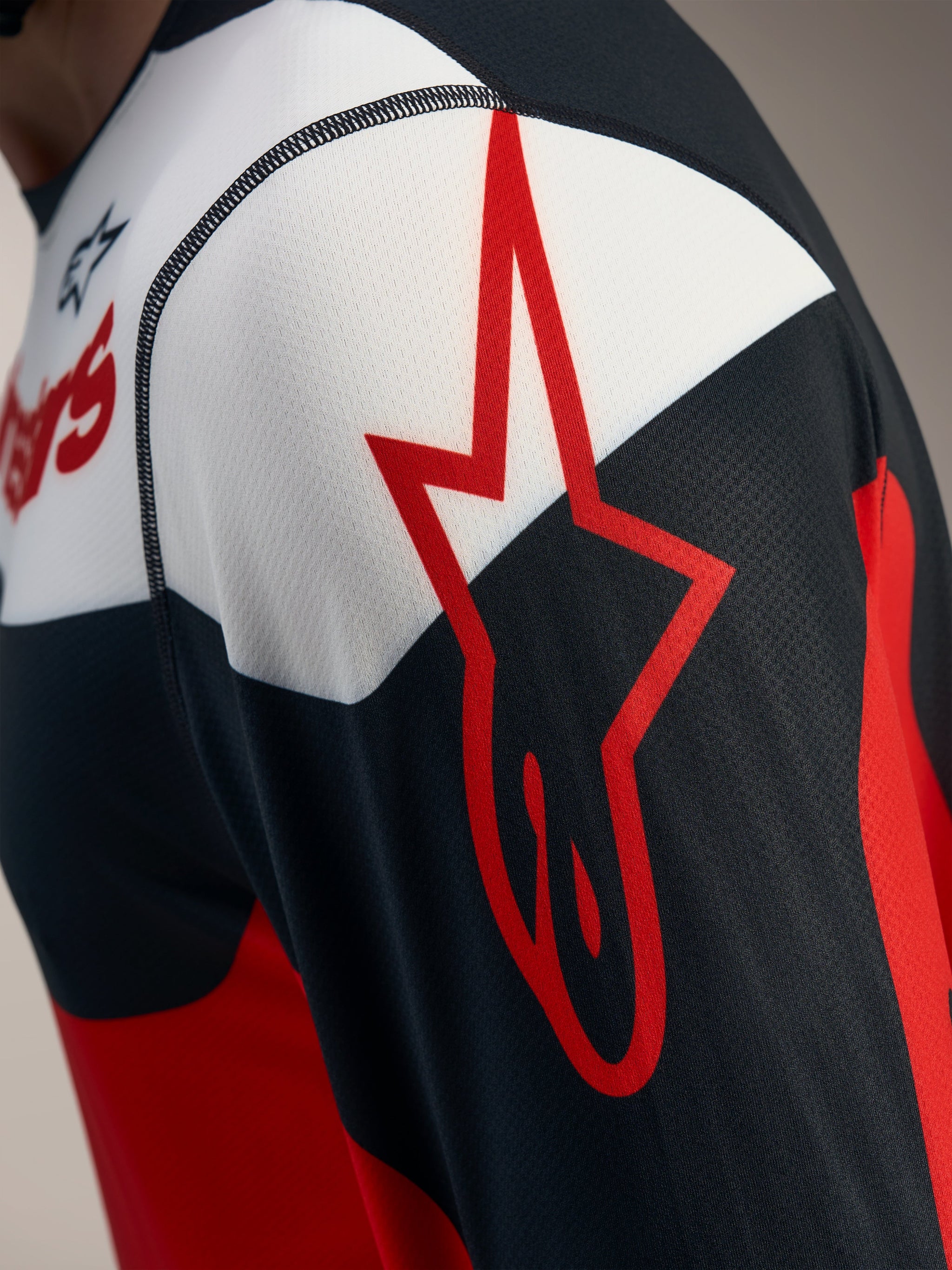 Maglia Alpinestars A-Dura Race rossa e nera, dettaglio logo a stella su tessuto jacquard traspirante a maniche lunghe.
