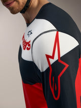 Dettaglio maglia A-Dura Race a maniche lunghe in rosso, nero e bianco con logo Alpinestars sulla manica.