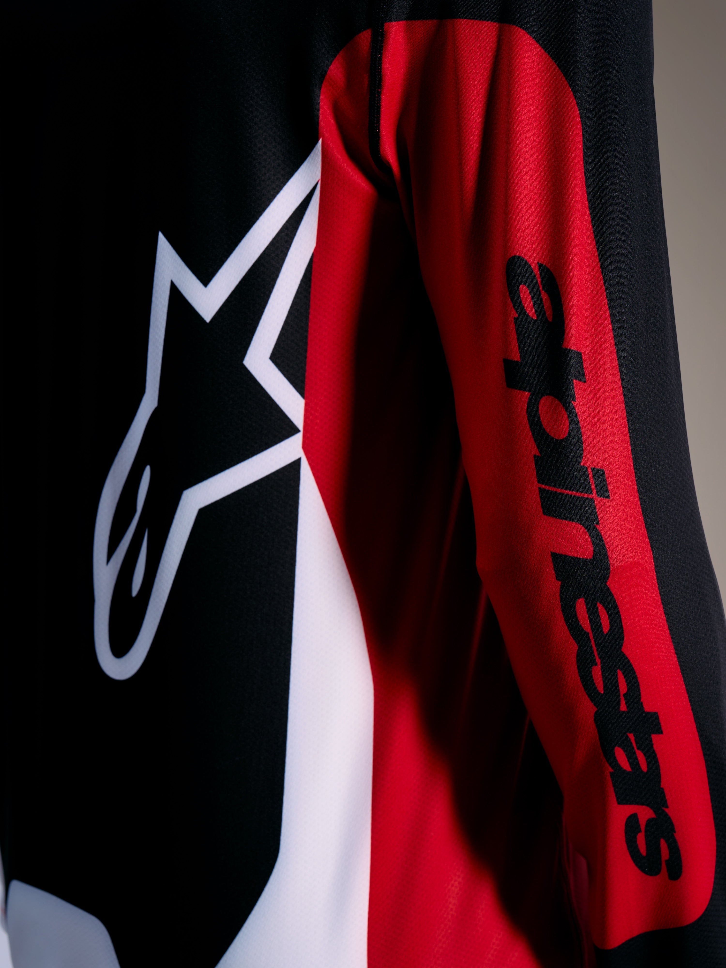 Maglia A-Dura Race rossa con logo Astars bianco e scritta nera sulla manica, abbigliamento performance MTB.