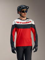 Maglia A-Dura Race maniche lunghe rossa, nera e bianca con logo Alpinestars, ideale per prestazioni MTB.