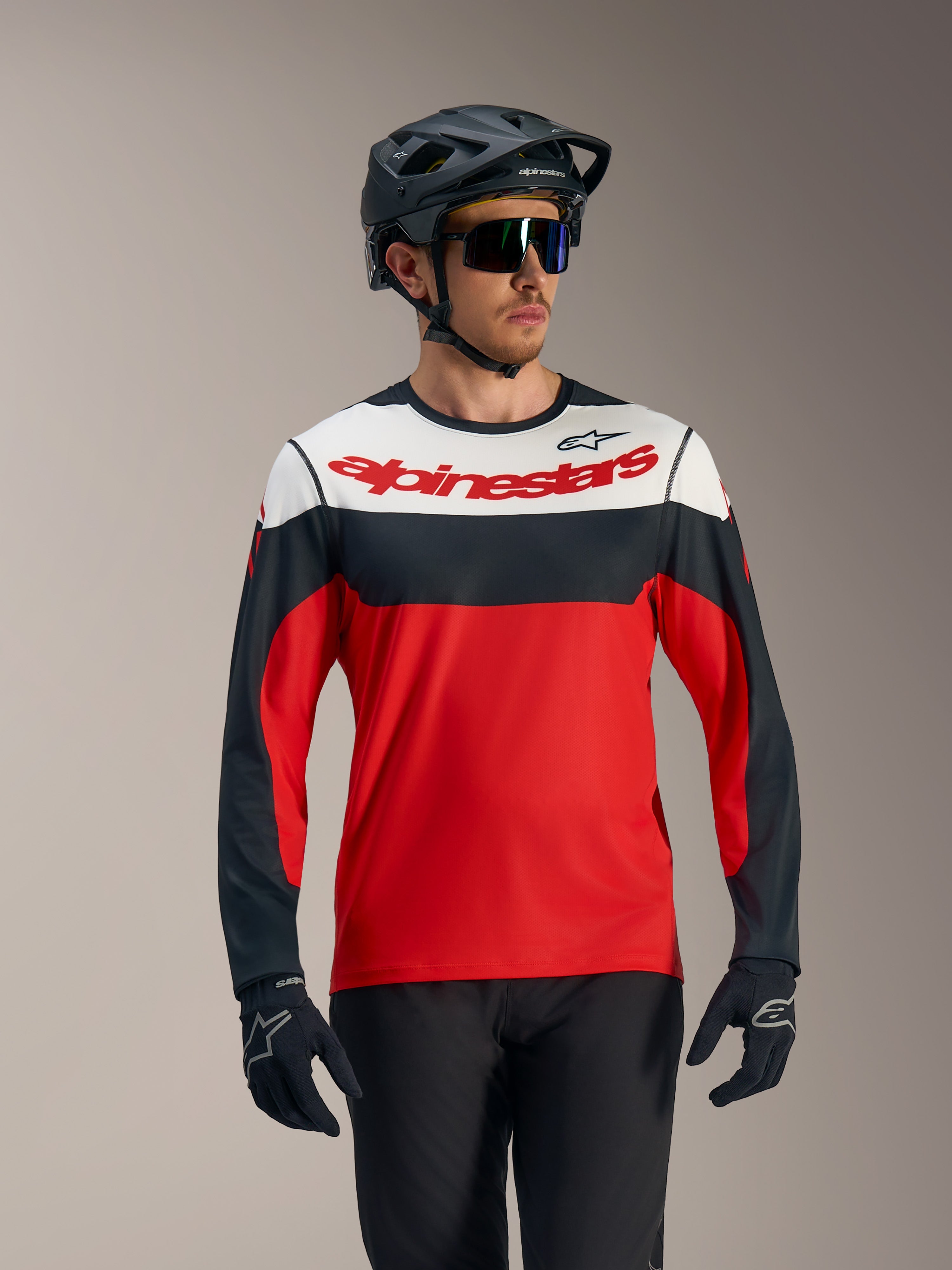 Maglia A-Dura Race maniche lunghe rossa, nera e bianca con logo Alpinestars, ideale per prestazioni MTB.