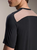 Alpinestars A-Dura Lipan Jersey - Short Sleeve, maglia a maniche corte, nero, vista ravvicinata posteriore della zona di spalla e collo con pannello di ventilazione in mesh traspirante, abbigliamento tecnico da mountain bike