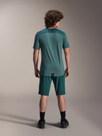 Pantaloncini Alpinestars A-Dura e Maglia A-Dura Lipan SS, verde Dark Pine, vista posteriore su un modello, abbigliamento tecnico per mountain bike con maglia a maniche corte e pantaloncini coordinati, completo da ciclismo off-road
