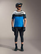 Maglia Alpinestars A-Dura Race SS e pantaloncini Ride, abbigliamento MTB blu e nero con casco e protezioni.