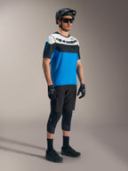 Maglia Alpinestars A-Dura Race SS blu, nera e bianca, con pantaloncini A-Dura Ride e protezioni MTB.