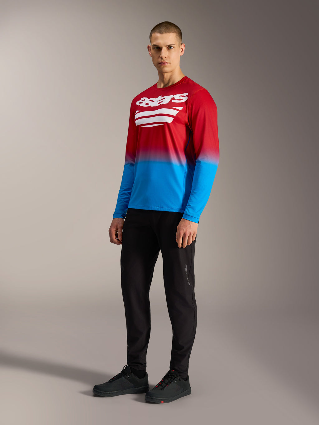 Alpinestars A-Dura ASTARS 2.0 Maglia a maniche lunghe, maglia da MTB sfumata rossa e blu con logo bianco sul petto.