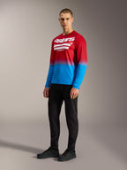 Alpinestars A-Dura ASTARS 2.0 Maglia a maniche lunghe, maglia da MTB sfumata rossa e blu con logo bianco sul petto.