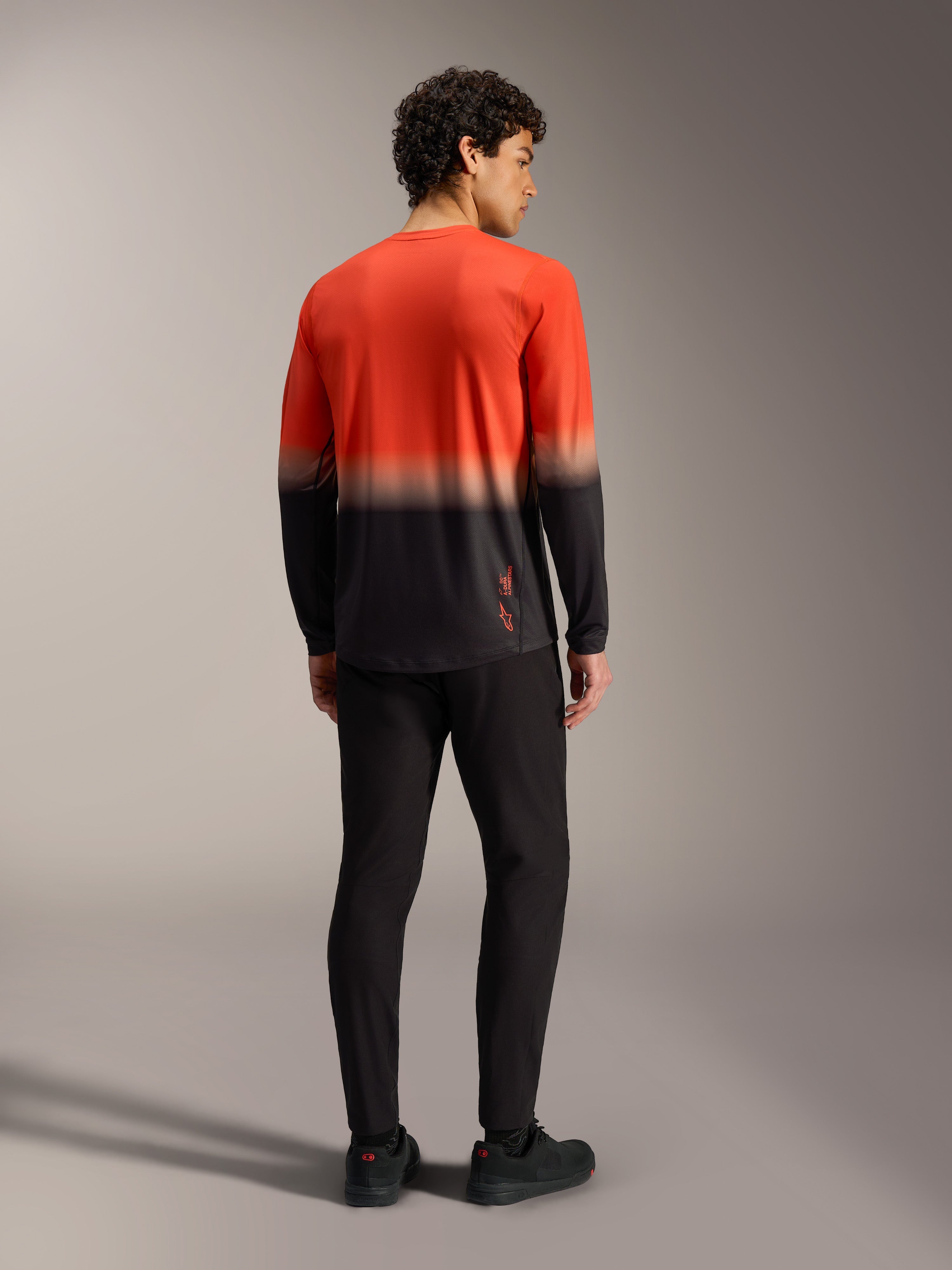 Maglia A-Dura ASTARS 2.0 arancione e nera sfumata a manica lunga, vista posteriore, maglia tecnica da mountain bike.