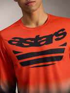 Maglia A-Dura ASTARS 2.0 arancio e nera a manica lunga con logo sul petto e tessuto jacquard tecnico elasticizzato.