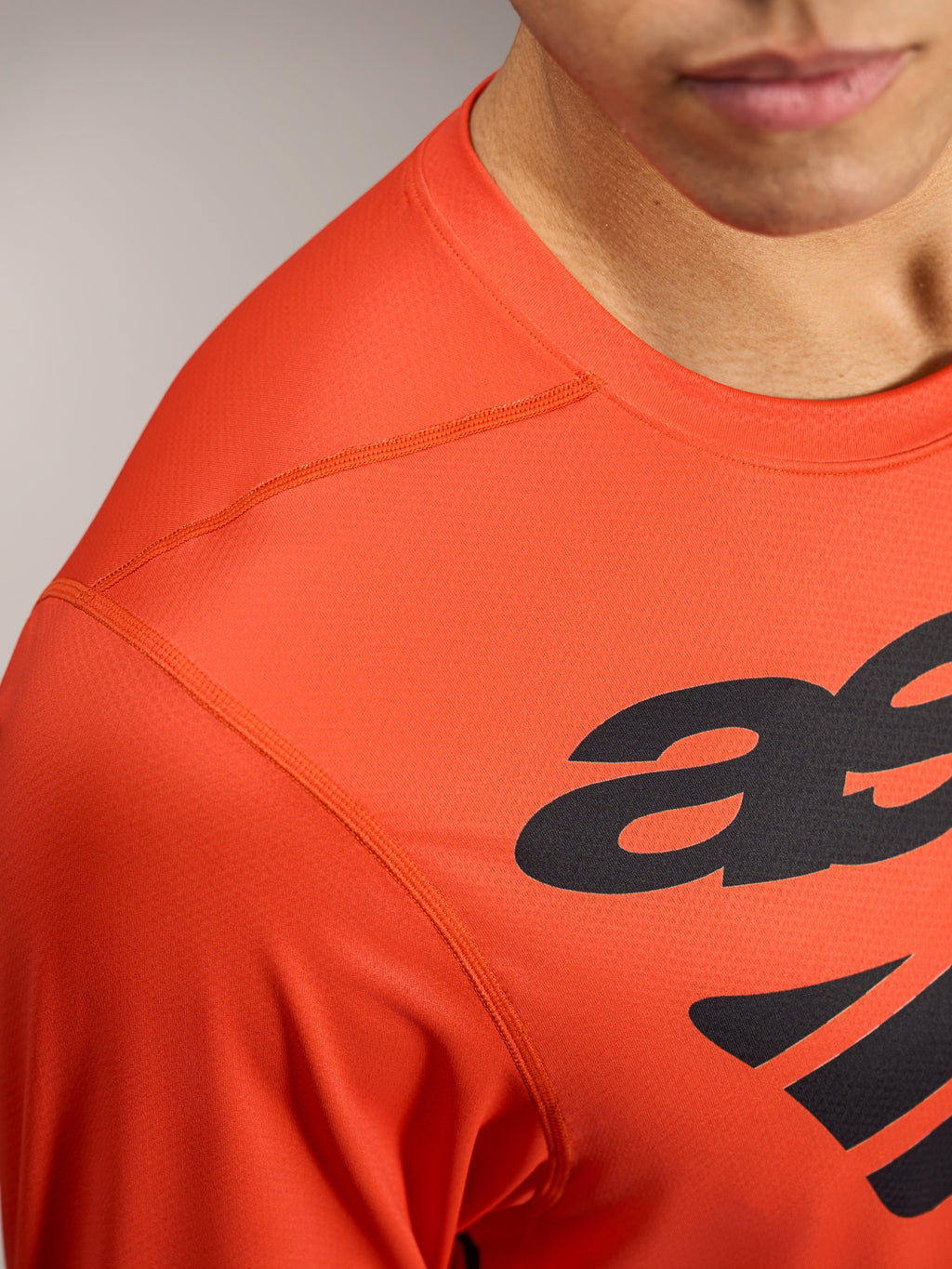 Alpinestars Maglia A-Dura ASTARS 2.0 arancione, manica lunga con logo nero e tessuto tecnico traspirante.
