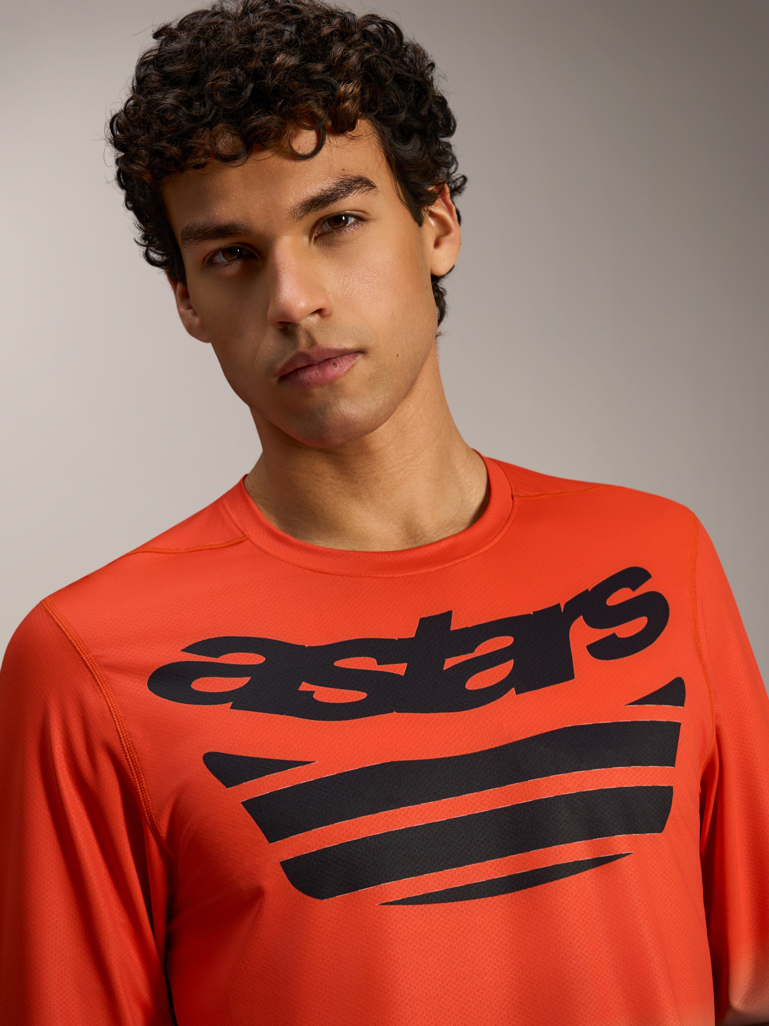 Maglia Alpinestars A-Dura ASTARS 2.0 arancione con loghi neri sul petto, abbigliamento tecnico per mountain bike.