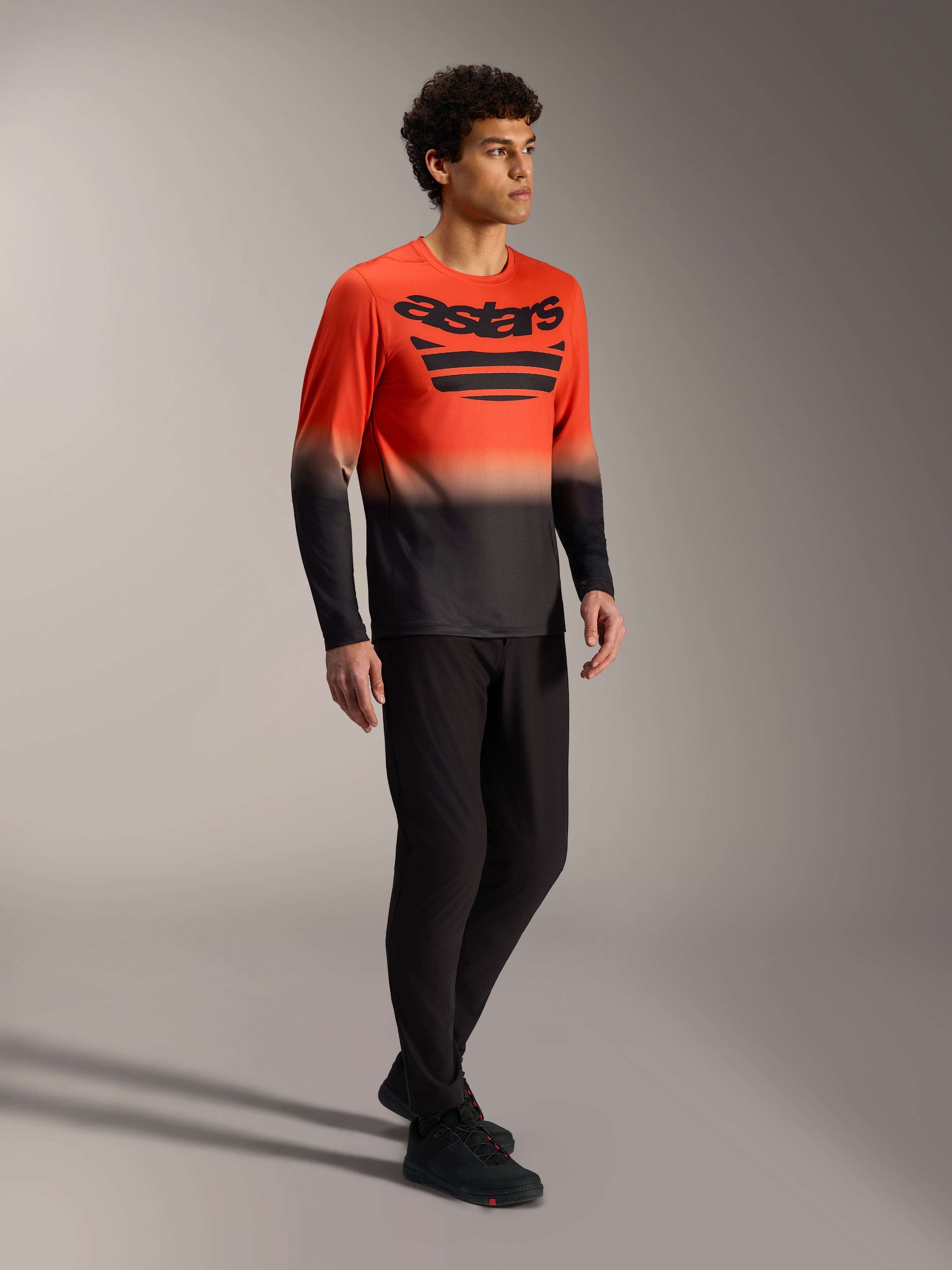 Maglia Alpinestars A-Dura ASTARS 2.0 a maniche lunghe arancione e nera con logo, per performance in mountain bike.