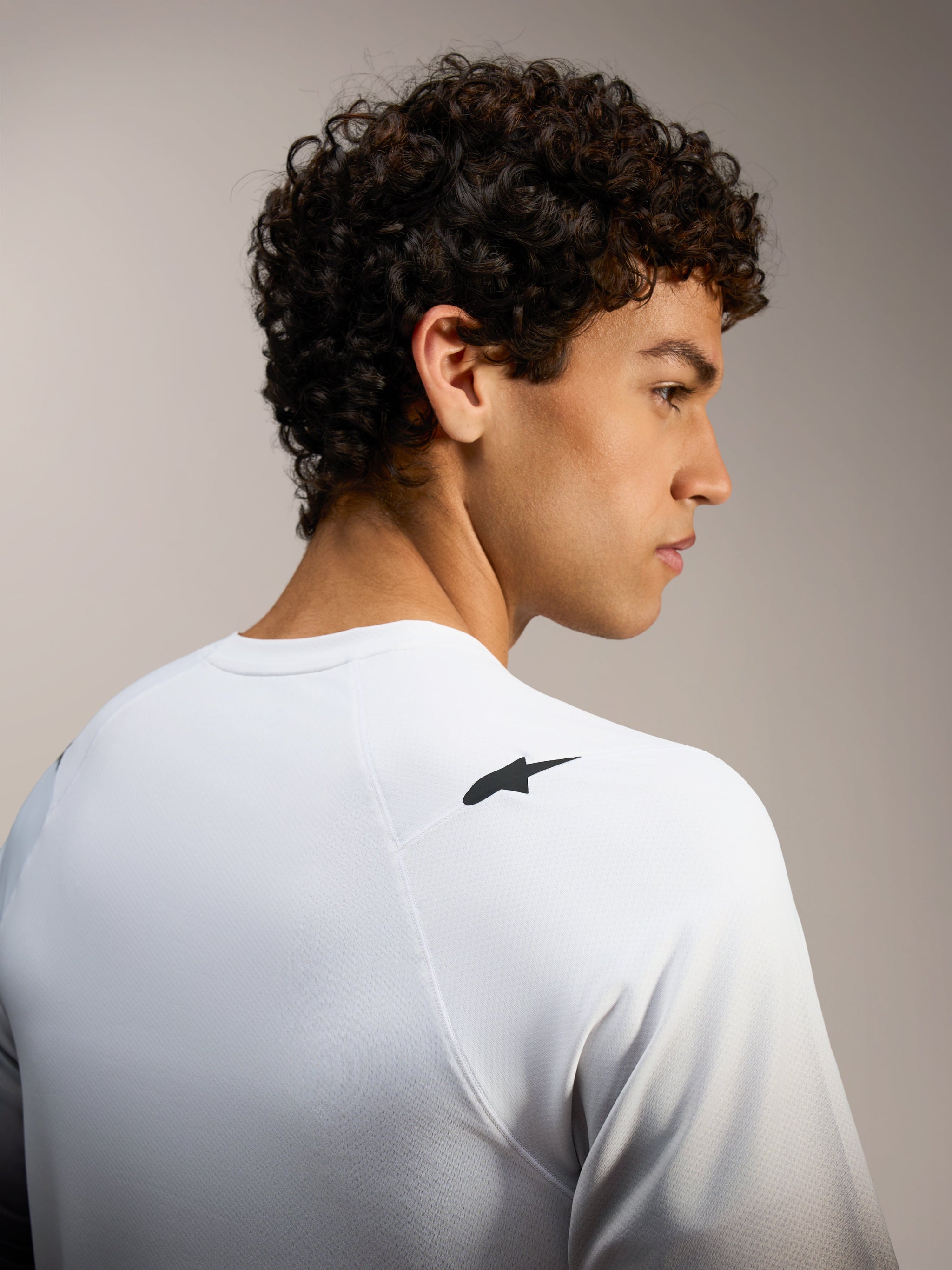 Maglia MTB A-Dura ASTARS 2.0 bianca a maniche corte, con logo nero sulla spalla e trama jacquard traspirante.