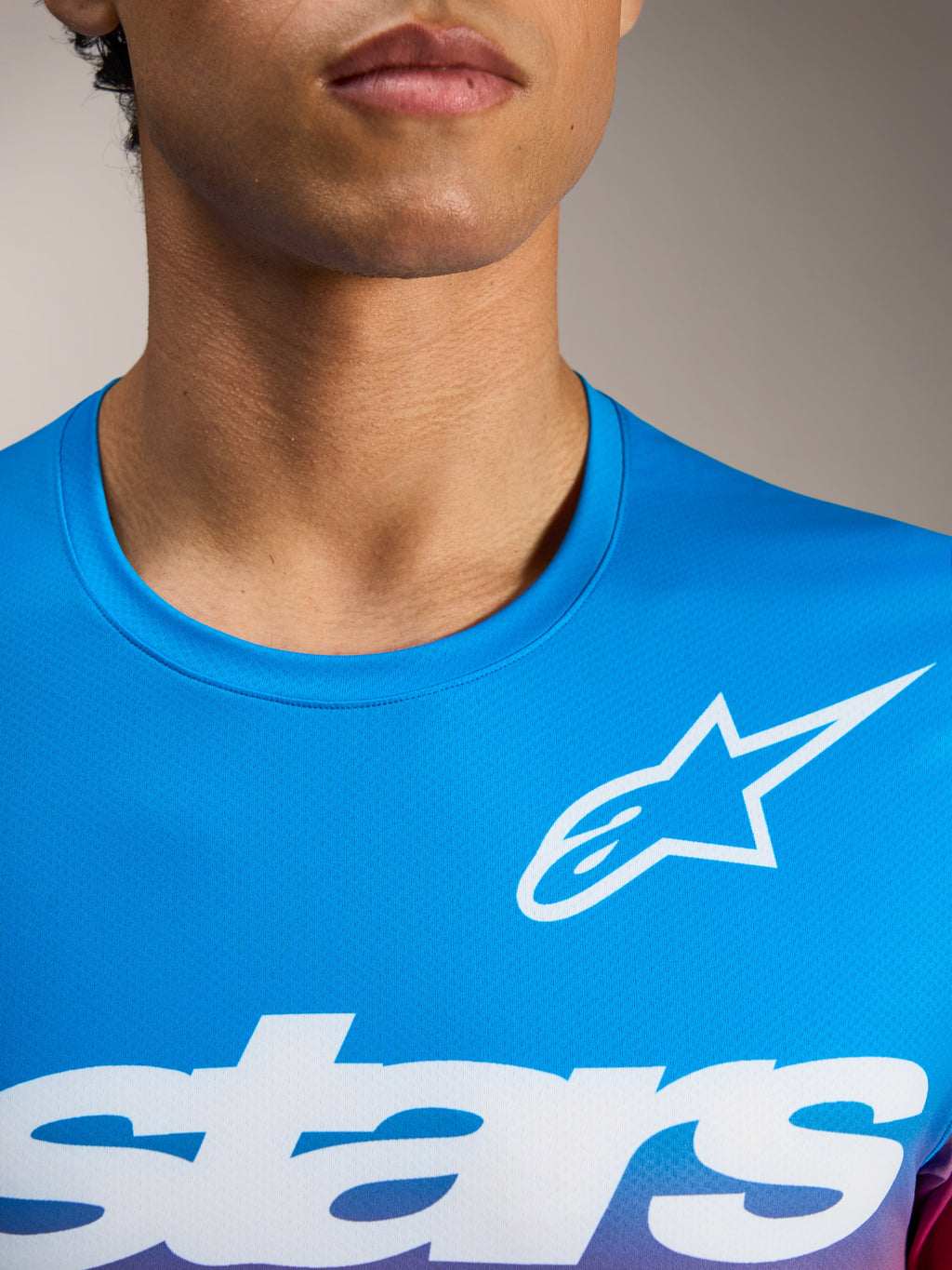 Maglia MTB A-Dura ASTARS 2.0 a maniche corte, blu brillante con logo bianco sul petto e tessuto jacquard traspirante.