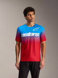 Maglia Alpinestars A-Dura ASTARS 2.0 rosso e blu sfumata con loghi bianchi su modello maschile.