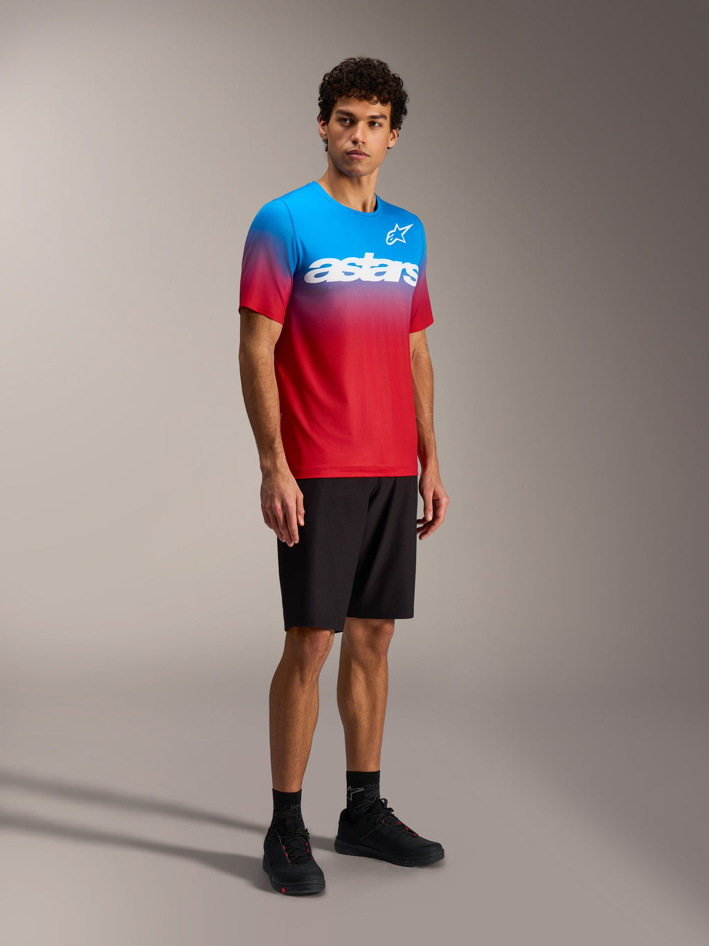 Maglia Alpinestars A-Dura ASTARS 2.0 con sfumatura rosso-blu, top MTB a maniche corte e logo bianco sul petto.