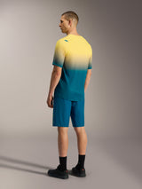 Maglia Alpinestars A-Dura ASTARS 2.0 sfumata giallo e ottanio con pantaloncini blu, kit tecnico da mountain bike.