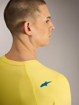 Maglia A-Dura ASTARS 2.0 giallo fluo, vista posteriore con logo blu sulla spalla e tessuto jacquard MTB traspirante.