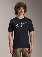 Alpinestars A-Dura Astar Jersey, maglia MTB a manica corta, nera con logo a stella bianco, indossata con pantaloni mimetici, abbigliamento mountain bike casual, tessuto tecnico traspirante