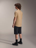 Alpinestars A-Dura Shorts, pantaloncini da mountain bike, nero, abbinati a una maglia a maniche corte A-Dura color sabbia e scarpe da ciclismo nere, con vestibilità regolare e struttura resistente per il ciclismo fuoristrada, vista posteriore laterale