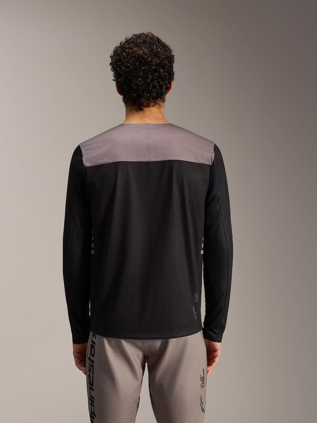 Alpinestars A-Dura Elite Maglia 2.0, maglia MTB nera a maniche lunghe con pannello grigio e vestibilità tecnica.