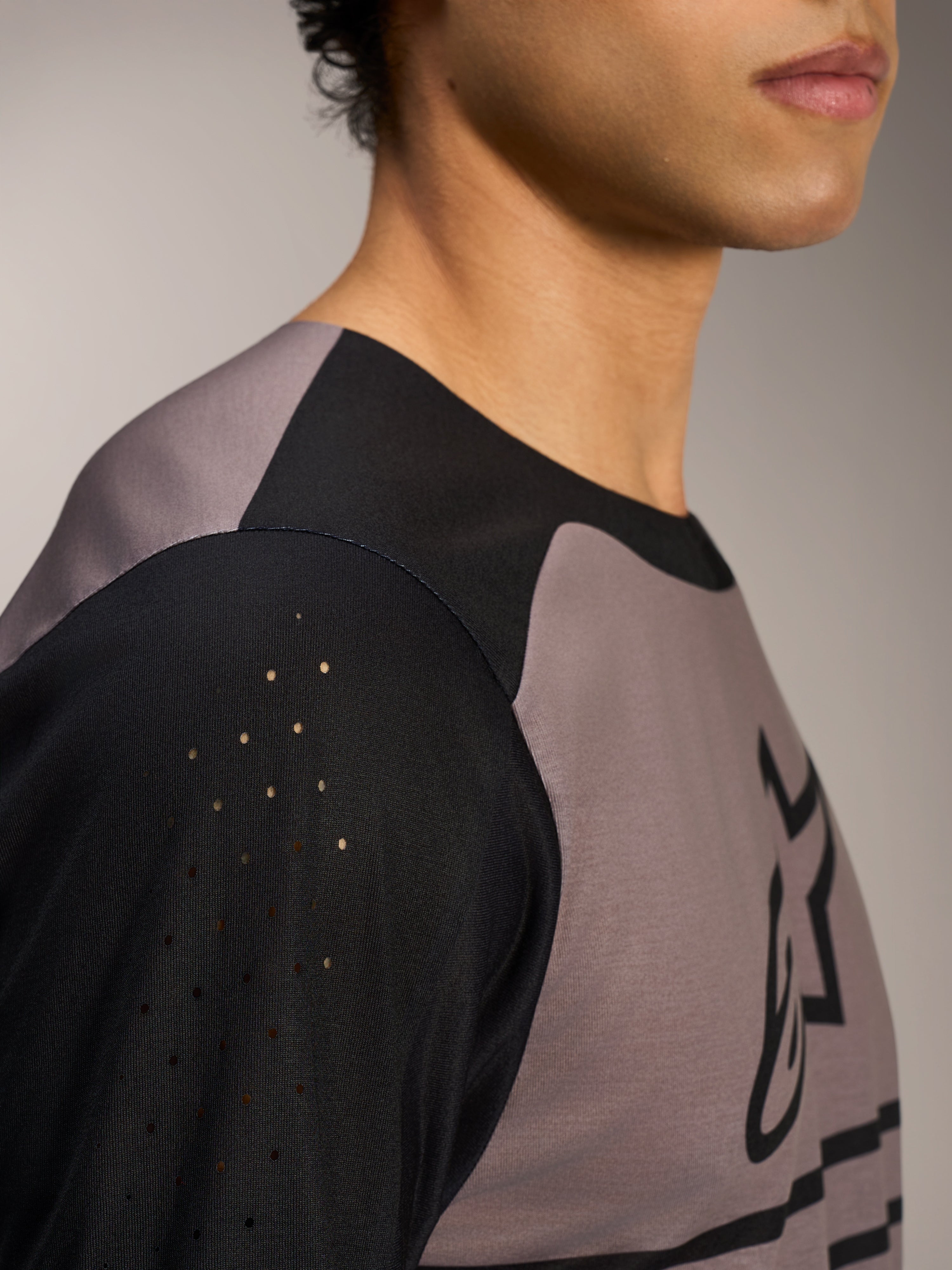 Maglia Alpinestars A-Dura Elite 2.0 nera con maniche traforate ventilate e colletto incollato per trail riding MTB.