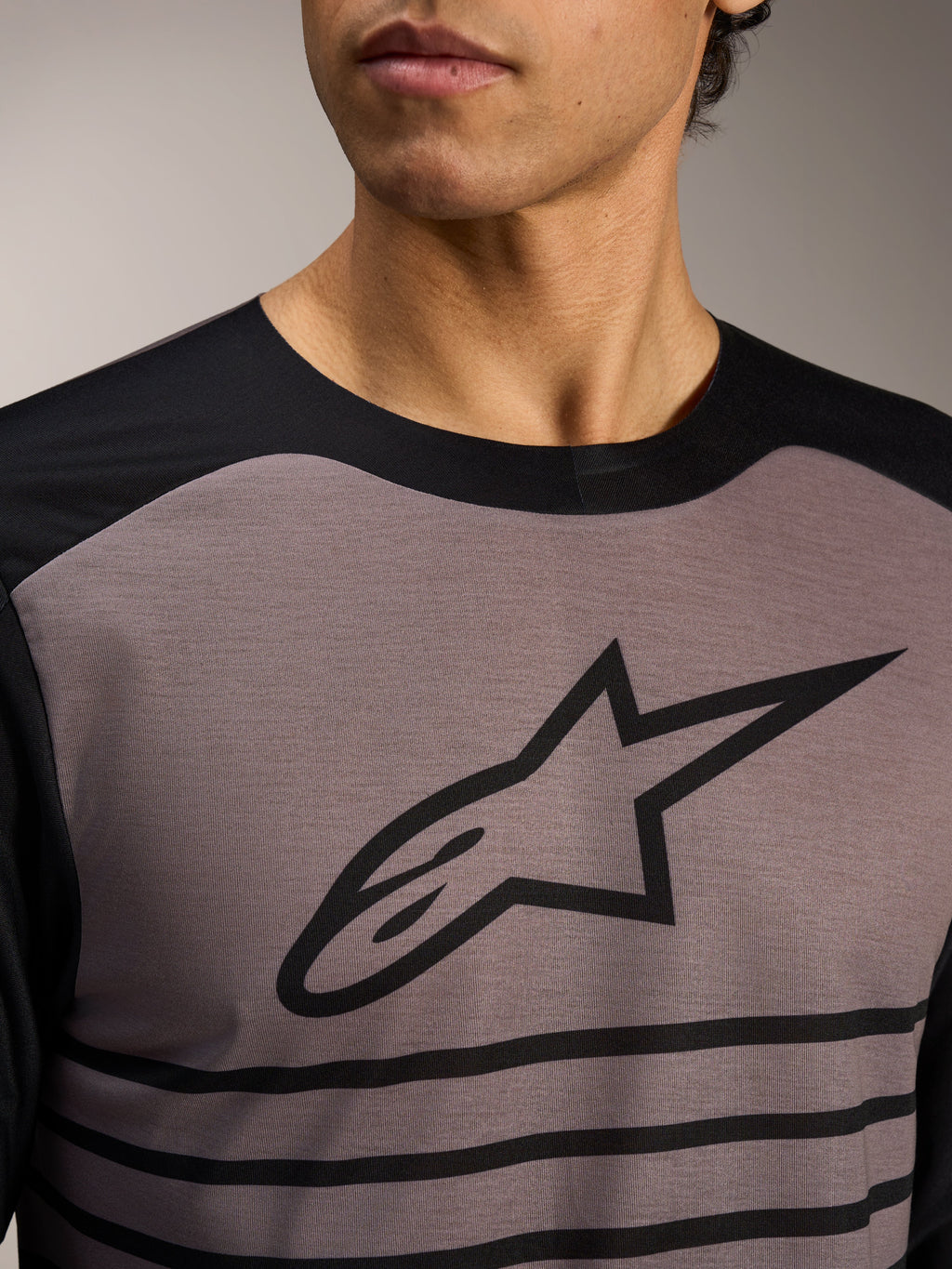 Alpinestars A-Dura Elite 2.0, maglia MTB grigia e nera a maniche lunghe con logo Astars e dettagli a strisce.