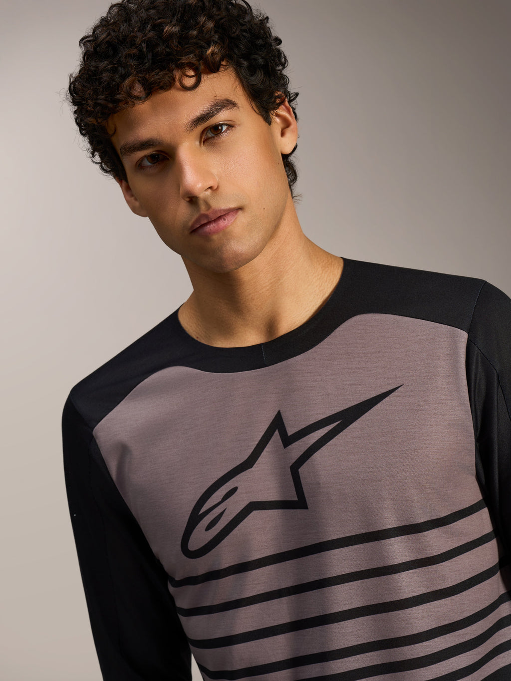 Maglia A-Dura Elite 2.0 maniche lunghe, top MTB nero e grigio con design a strisce sul petto e logo Alpinestars.