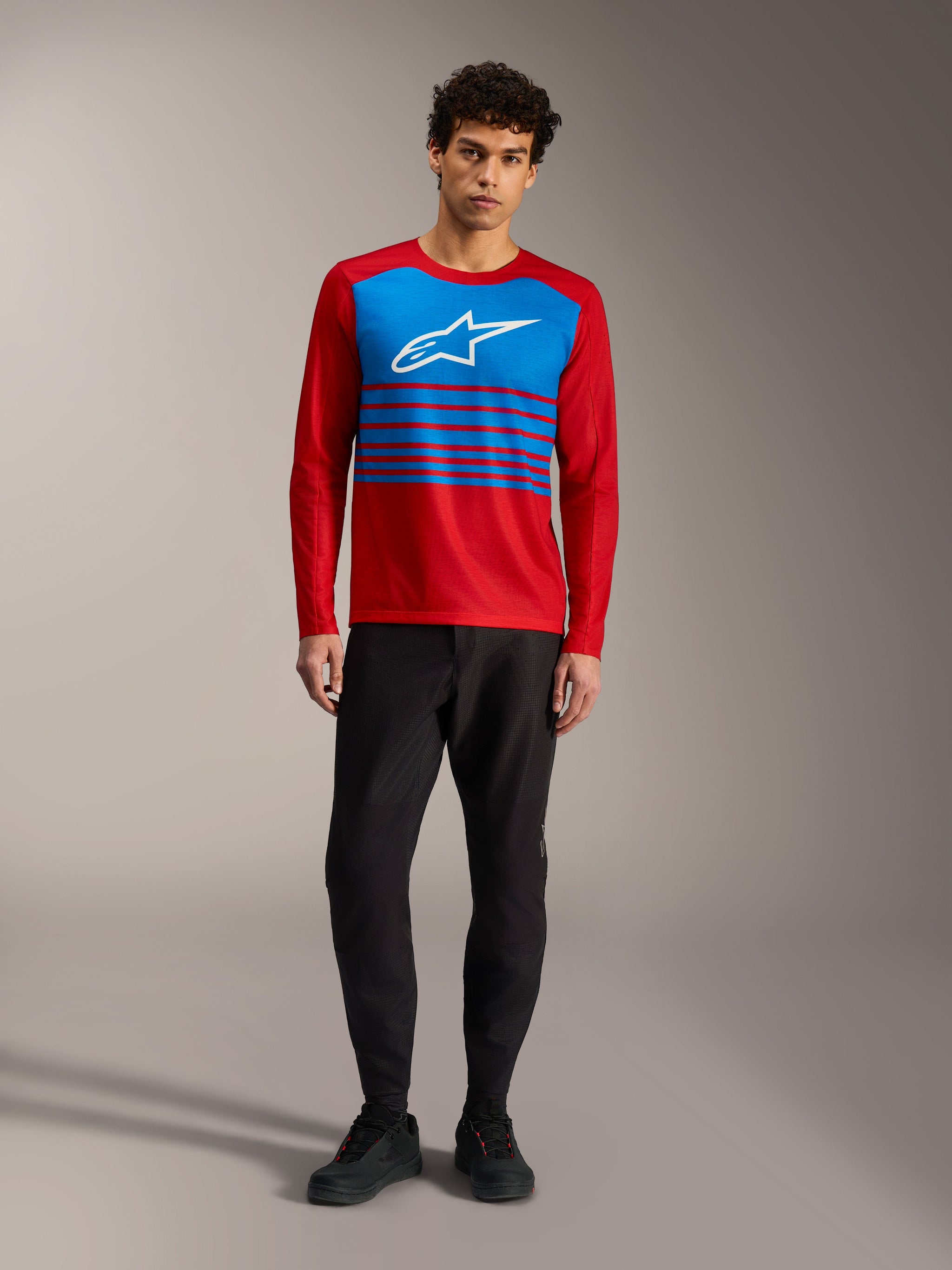 Maglia Alpinestars A-Dura Elite 2.0, top MTB rosso a maniche lunghe con pannello blu, logo bianco e accenti a righe.