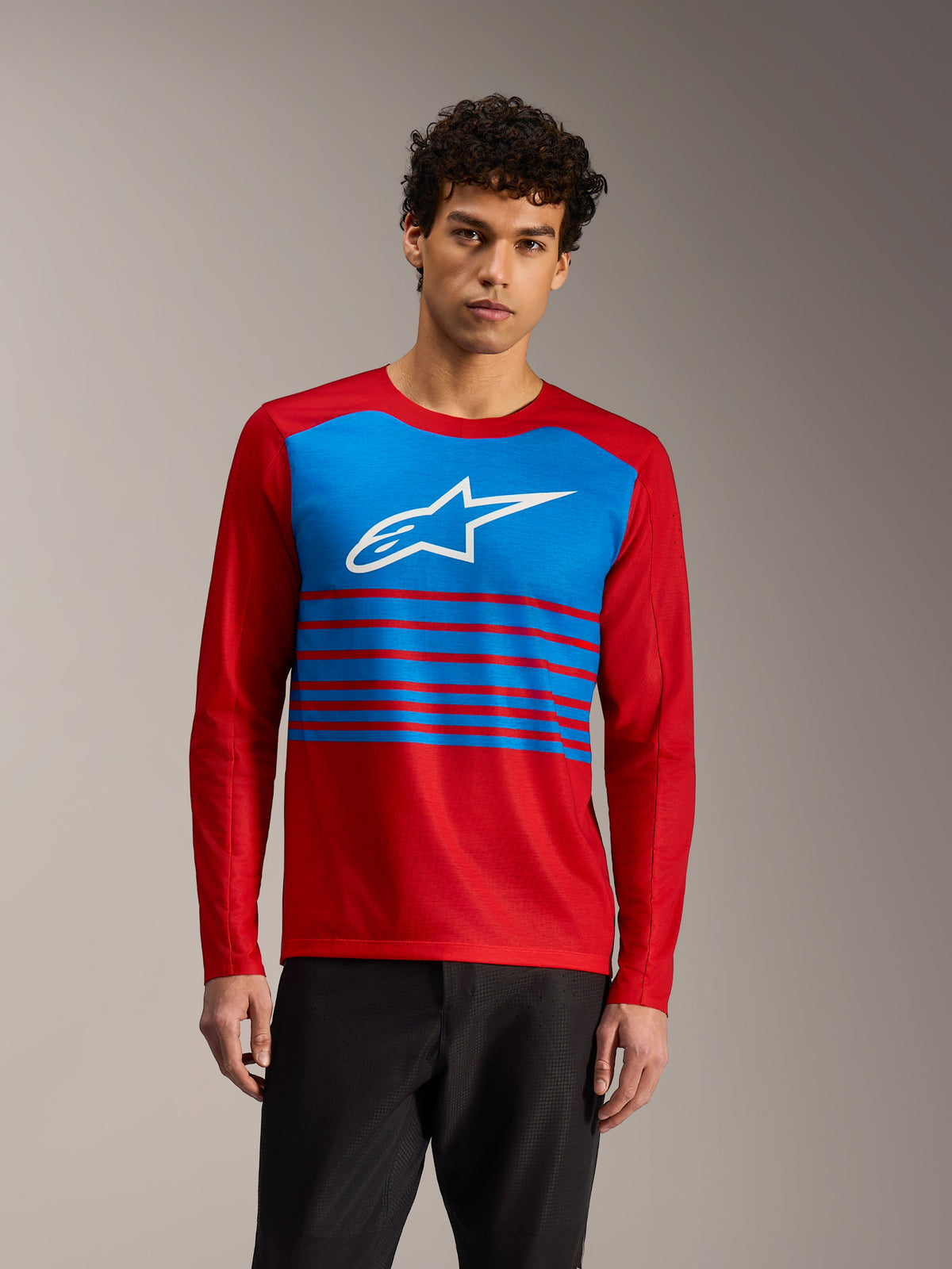 Alpinestars A-Dura Elite 2.0, maglia rossa con blocco blu, logo bianco e strisce, per MTB trail riding.
