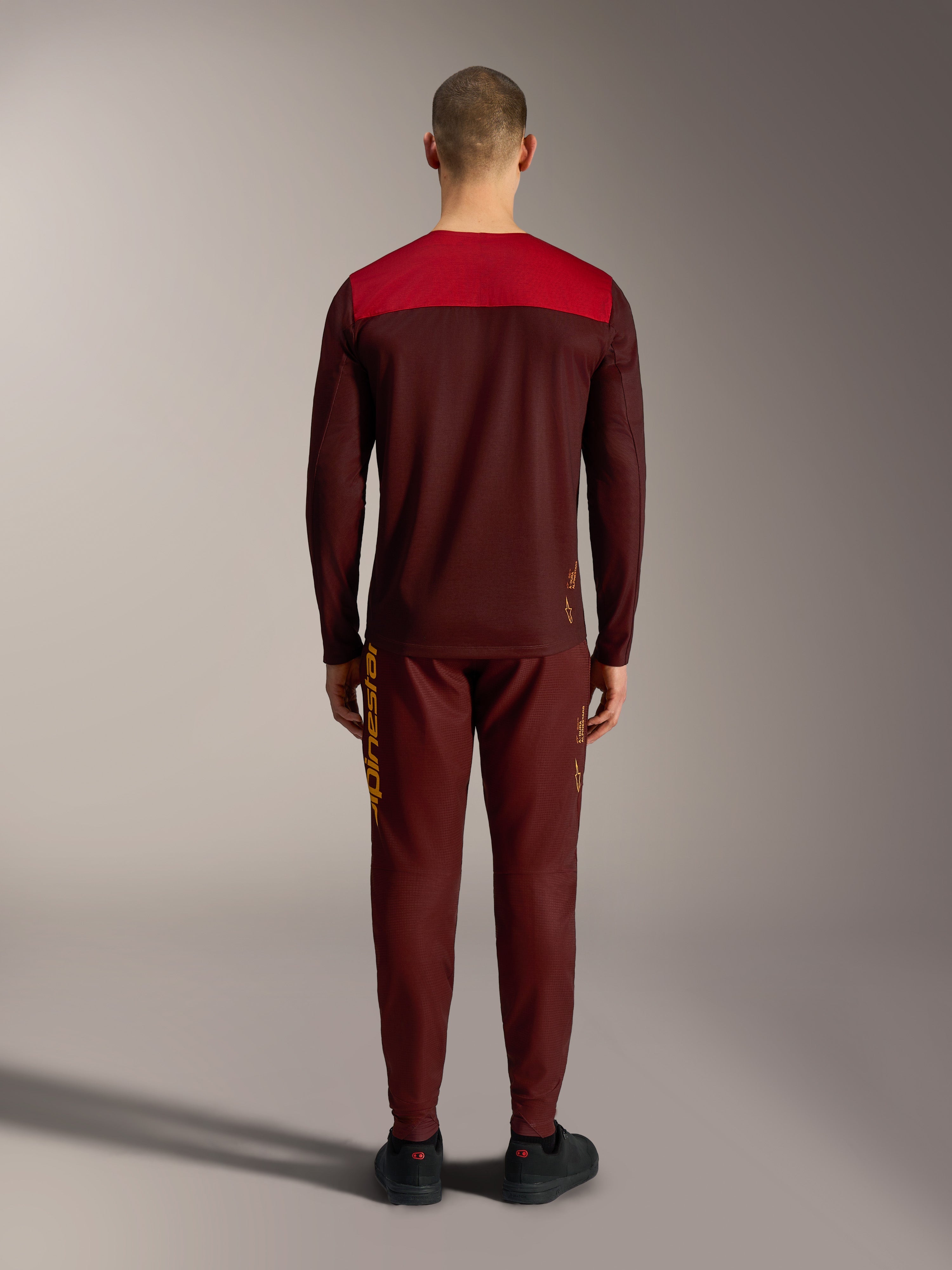 Maglia bordeaux A-Dura Elite 2.0 a maniche lunghe, vista posteriore con pannello rosso a contrasto sulle spalle.