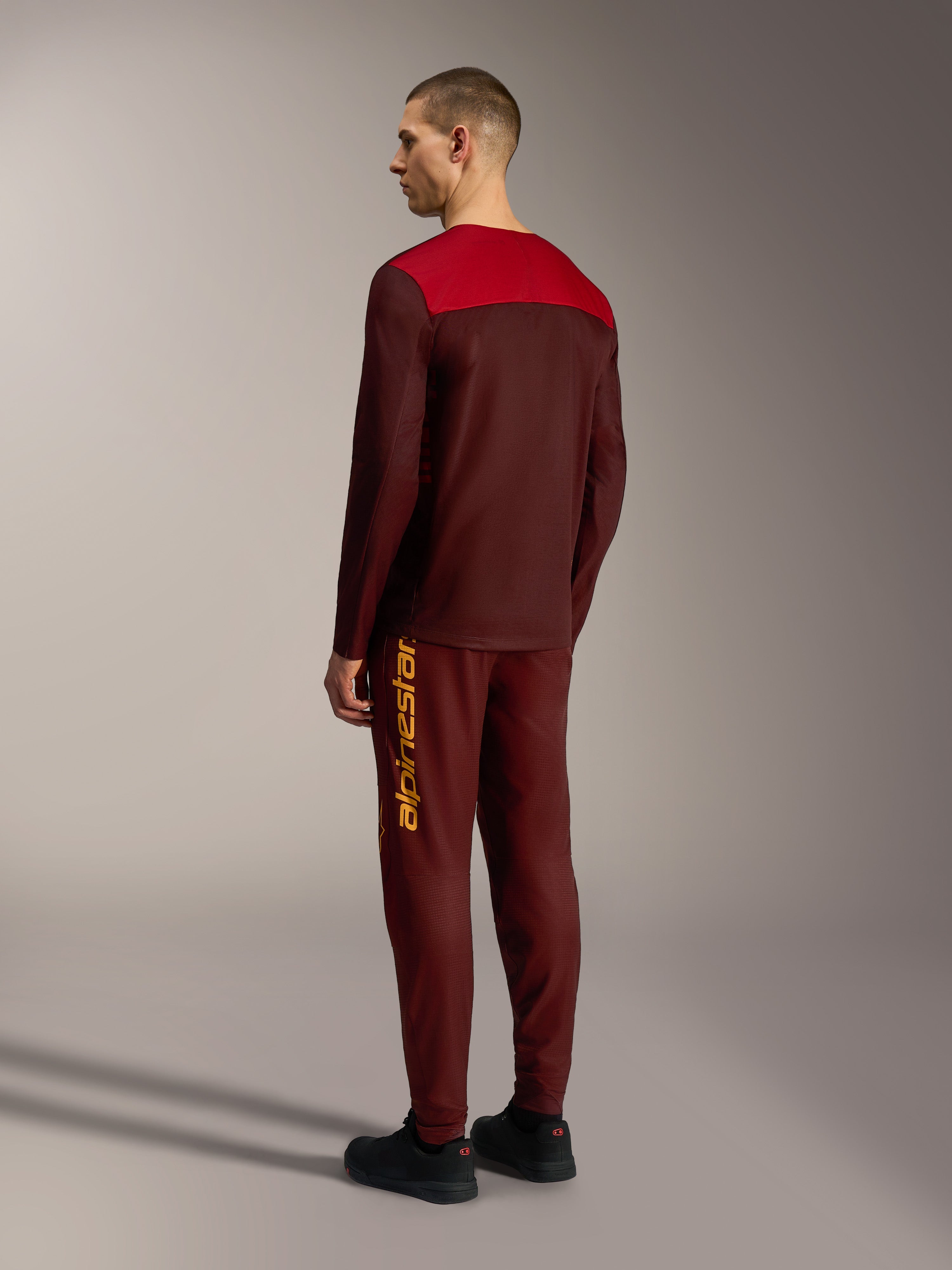 Maglia Alpinestars A-Dura Elite 2.0 bordeaux e rossa a maniche lunghe, vista posteriore abbigliamento tecnico da MTB.