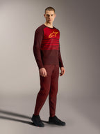 Maglia A-Dura Elite 2.0 bordeaux, maglia MTB a maniche lunghe con blocco rosso sul petto e logo Alpinestars giallo.