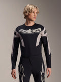 Alpinestars A-Supra Melt Jersey a maniche lunghe, maglia da mountain bike MTB, nero e grigio, con grafica 'astars' sul petto e maniche a fantasia, indossata con pantaloni tecnici abbinati