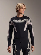 Alpinestars A-Supra Melt Jersey a maniche lunghe, maglia da mountain bike MTB, nero e grigio, con grafica 'astars' sul petto e maniche a fantasia, indossata con pantaloni tecnici abbinati