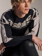 Alpinestars A-Supra Melt Jersey, maglia da MTB a maniche lunghe, nera con grafiche grigio chiaro, indossata da un modello, con logo vistoso sul petto e scritta "One Goal. One Vision.", abbigliamento tecnico per mountain bike