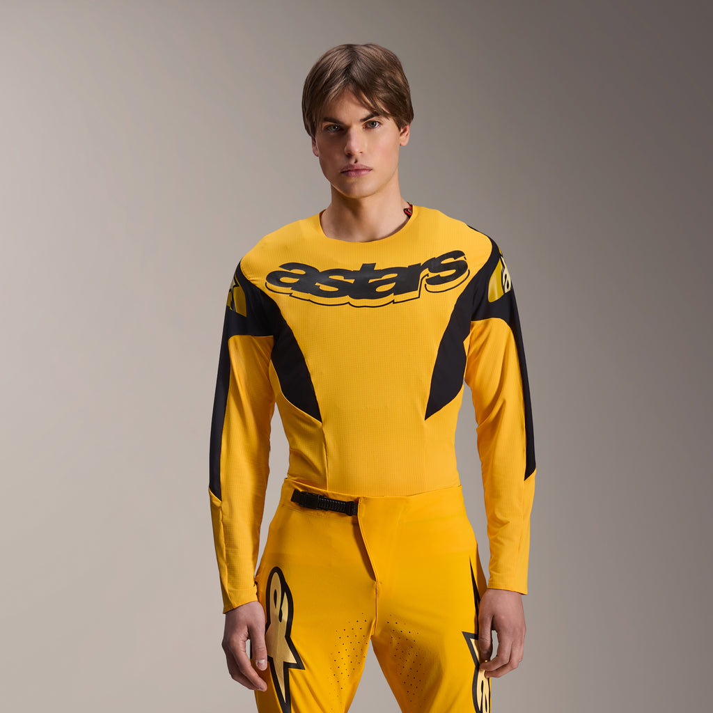 Alpinestars Limited Edition A-Supra Melt Gold Gear-Set, maglia MTB a maniche lunghe gialla e pantaloni coordinati, marchio astars nero sul petto, vestibilità atletica per mountain bike