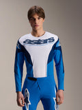 Alpinestars A-Supra Melt Jersey a maniche lunghe, maglia da MTB blu e bianca con vistoso marchio astars sul petto, maniche blu scuro, indossata con pantaloni da corsa blu coordinati con loghi a stella bianchi, abbigliamento da mountain bike ad alte prestazioni
